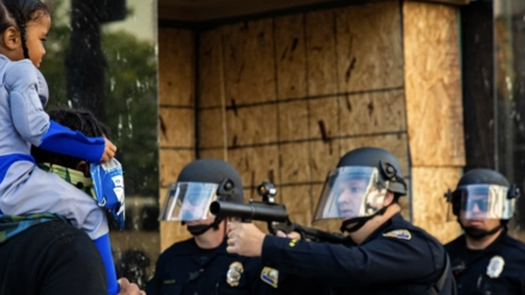 Διαδηλώσεις Φλόιντ: Viral η φωτογραφία που αστυνομικός είναι έτοιμος να ρίξει σε δίχρονο αγόρι