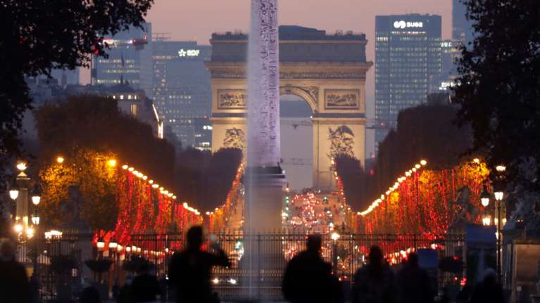 Το Παρίσι &quot;φορά&quot; τα γιορτινά του - Η εντυπωσιακή χριστουγεννιάτικη φωταγώγηση των Ηλυσίων Πεδίων
