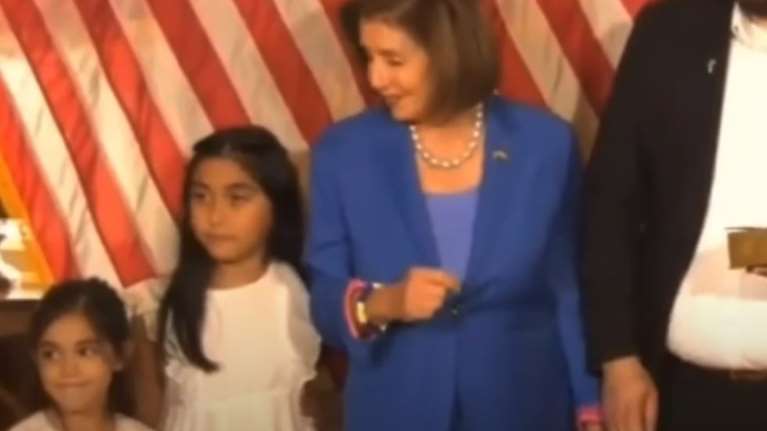 Σάλος με τη Νάνσι Πελόζι: Εσπρωξε μικρό κοριτσάκι για να βγει φωτογραφία