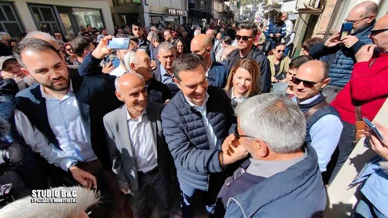 Μετά τον Ανδρέα, ο Τσίπρας αντιγράφει και Γιώργο Παπανδρέου: "Αλλάζουμε ή βουλιάζουμε", είπε στο Άργος [εικόνες]