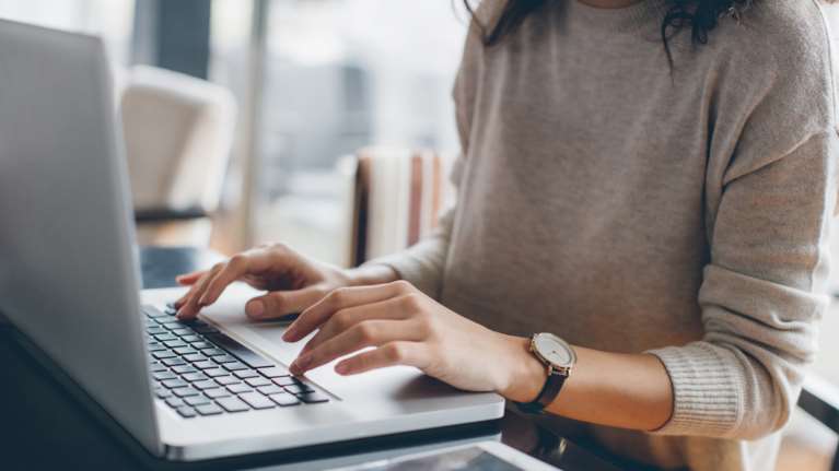 Τι αλλάζει στα εργασιακά: Η δεύτερη δουλειά, η δοκιμαστική περίοδος και τα πρόστιμα σε απεργούς που εμποδίζουν εργαζόμενους