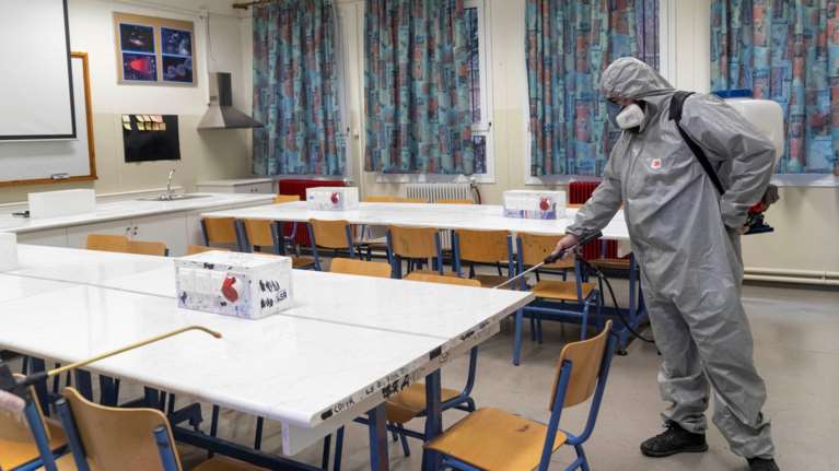 Επιστροφή στα σχολεία: Δείτε τις οδηγίες ΕΟΔΥ και υπουργείου Παιδείας για γονείς και μαθητές