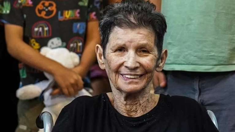 Πόλεμος στο Ισραήλ: Η 85χρονη όμηρος που έδωσε το χέρι στους απαγωγείς λέει ότι είδε τον ηγέτη της Χαμάς και &quot;του τα έψαλλε&quot;