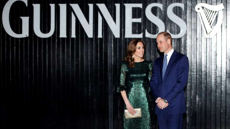 Party girl στην Ιρλανδία η Κέιτ Μίντλετον: Η απίθανη εμφάνιση με total green και οι μπύρες [Εικόνες]