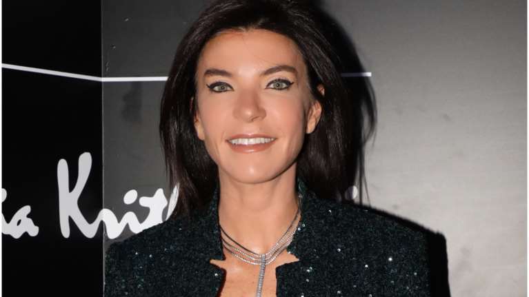 Η Μαρίνα Βερνίκου φόρεσε το πιο sparkling κοστούμι με παγιέτες ιδανικό για τις γιορτινές εμφανίσεις