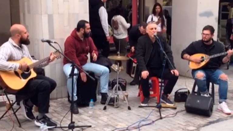 Πυξ λαξ στην... Ερμού: Ο Φίλιππος Πλιάτσικας και ο Μπάμπης Στόκας τραγούδησαν με μουσικούς του δρόμου [βίντεο]
