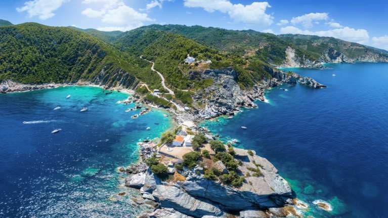 Το νησί που επιλέγουν οι Γάλλοι για μοναδικές ταξιδιωτικές εμπειρίες - Η "αναβίωση" της γνωστής ταινίας σε βράχο 100 μέτρων