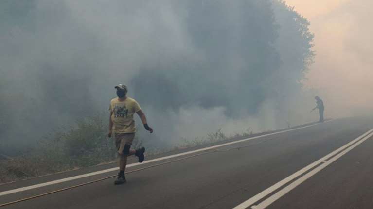 Φωτιά στη Μάνη: &quot;Μάχη&quot; για να σωθεί το Γύθειο - Δεν κοπάζουν οι άνεμοι [εικόνες]