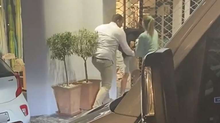 Απαράδεκτες εικόνες στη Σαντορίνη: Άγριο ξύλο μετά από τροχαίο ατύχημα - Τον στρίμωξε και του &#39;ριχνε γροθιές [Βίντεο]