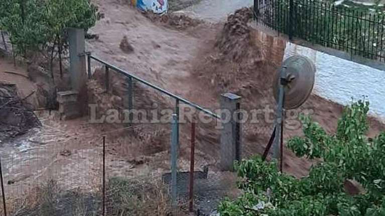 Ιανός - Χτυπήθηκε και η Φθιώτιδα: Συναγερμός για εγκλωβισμένους ανθρώπους σε σπίτια και αυτοκίνητα