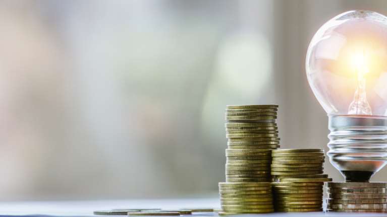 Νέα δεδομένα: Πώς θα γίνουν οι μειώσεις από 1η Ιουλίου στον λογαριασμό ρεύματος και στη δόση στεγαστικού δανείου