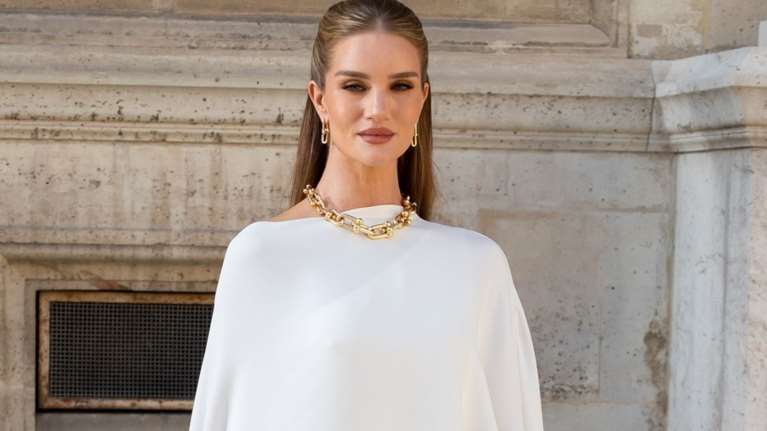 Rosie Huntington-Whiteley: Υιοθέτησε το πιο κομψό και διαχρονικό πεντικιούρ για το καλοκαίρι