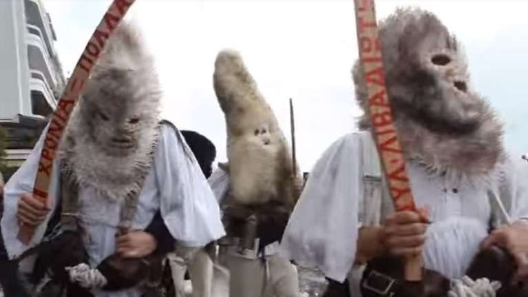 Τα πρωτοχρονιάτικα έθιμα του νομού Λάρισας: Οι Καμήλες και Ντιβιτσήδες, η Γουρουνοχαρά και τα Μπαμπαλιούρια