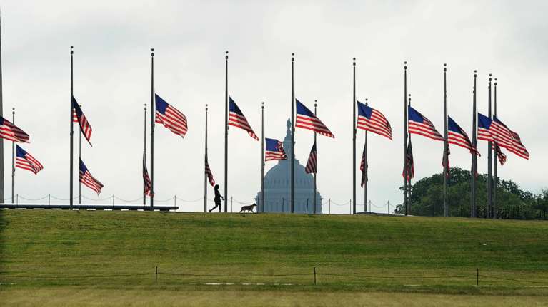 Στα όρια της υποκρισίας: Εντολή Τραμπ να κυματίζουν μεσίστιες οι αμερικανικές σημαίες για τα θύματα της πανδημίας