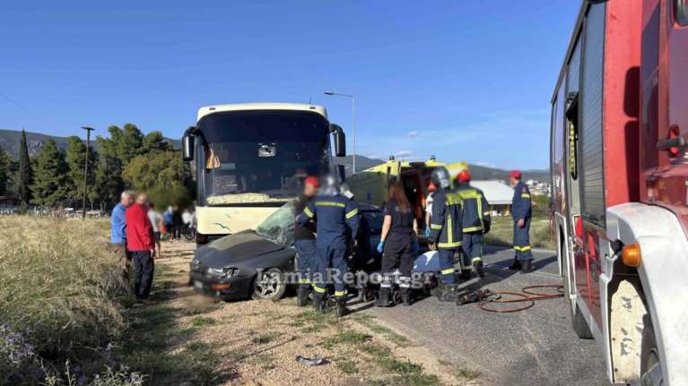 Λαμία: Νεκρός 56χρονος σε τροχαίο - Το ΙΧ του συγκρούστηκε με ΚΤΕΛ όπου επέβαιναν 15 άτομα [εικόνες - βίντεο]