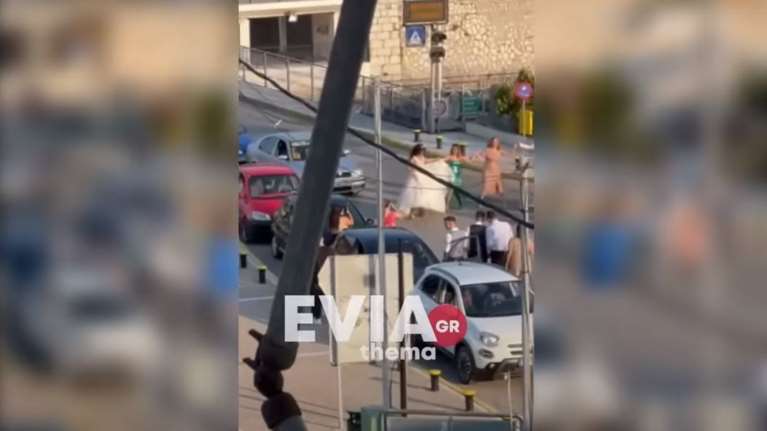 Χαλκίδα: Νύφη και καλεσμένοι σε γάμο χόρευαν στη μέση του δρόμου - Νεύρα από τους οδηγούς [Βίντεο]