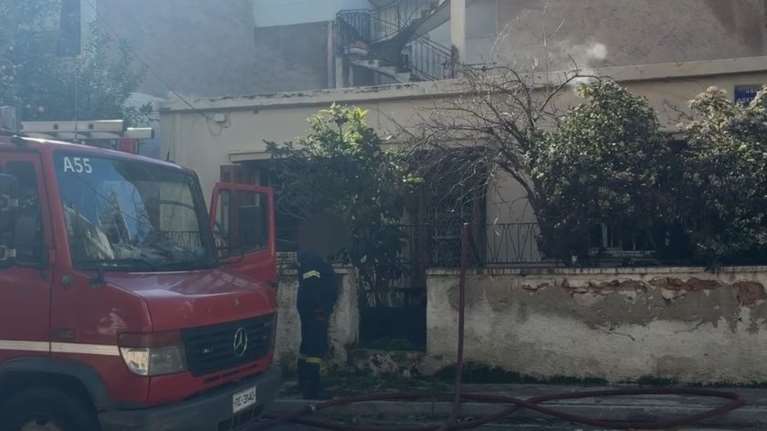Φωτιά σε εγκαταλελειμμένο ακίνητο στη Νίκαια [βίντεο]