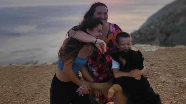 Η 46χρονη μητέρα που αποφάσισε να χτίσει τη ζωή της στη Γαύδο, το νοτιότερο άκρο της Ευρώπης [εικόνες]