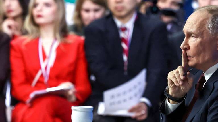 Politico: Τα 5+1 συμπεράσματα από το ετήσιο "τσίρκο" του Βλαντιμίρ Πούτιν
