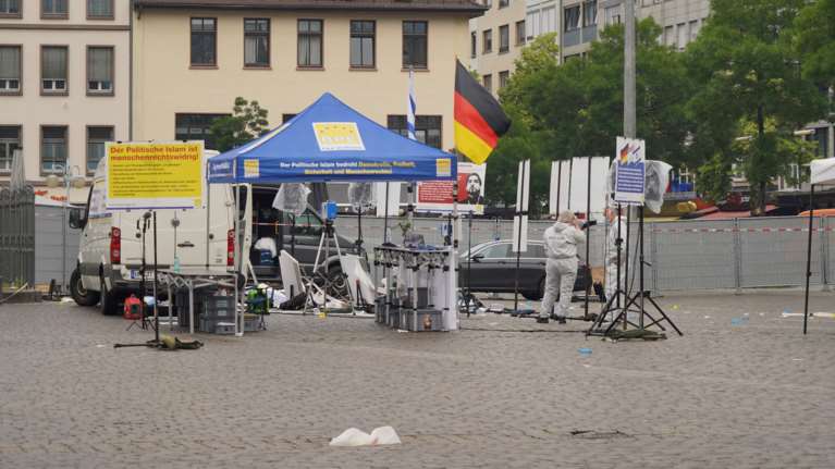 Γερμανία: Απεβίωσε ο αστυνομικός που είχε τραυματιστεί στην επίθεση με μαχαίρι στο Μανχάιμ