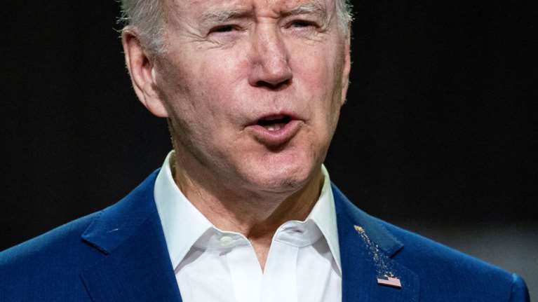 Τζο Μπάιντεν: Πουλί κουτσούλησε τον πρόεδρο των ΗΠΑ την ώρα που μιλούσε - Τρολάρισμα μέχρι... δακρύων στο twitter