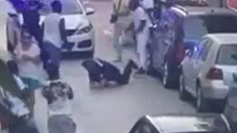 Αστυνομικός δέχθηκε επίθεση από αλλοδαπό στην Κυψέλη, όταν προσπάθησε να τον συλλάβει- Τον έριξε κάτω και τον κλώτσησε [βίντεο]