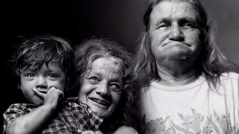 Η ιστορία της πιο αλλόκοτης οικογένειας της Αμερικής έγινε ντοκιμαντέρ: Επικοινωνούν μόνο με γρυλλίσματα και γαβγίσματα