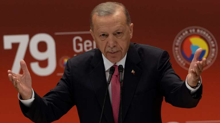 Στη δημοσιότητα το πόθεν έσχες του Ερντογάν - Χρωστά 5 εκατ. λίρες στον αδερφό του