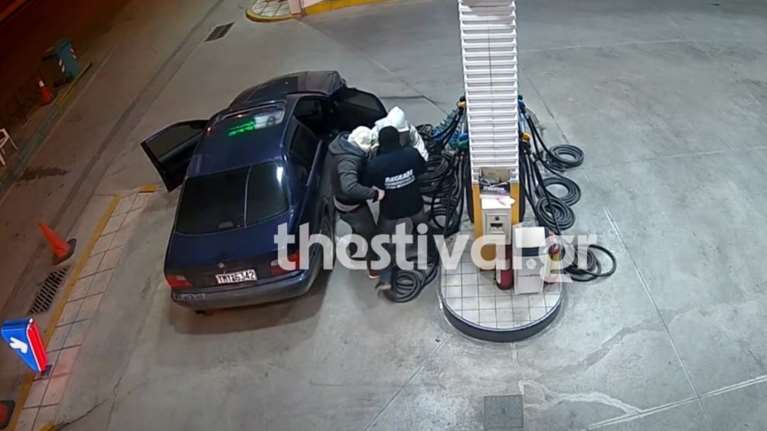 Θεσσαλονίκη: Σοκαριστικό βίντεο - Ληστές χτυπούν 62χρονο υπάλληλο βενζινάδικου - Φώναζε &quot;βοήθεια&quot;