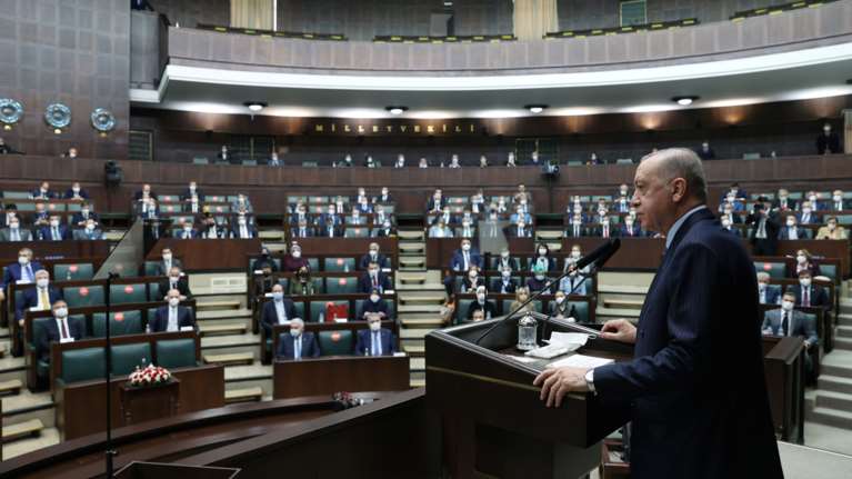 Χάος στην Τουρκία: Μαχαίρι στον προϋπολογισμό μετά από την κατάρρευση της λίρας - Στο Κατάρ κυνηγά επενδύσεις ο Ερντογάν