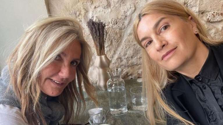 Μαρέβα Μητσοτάκη: Με casual look στα Χανιά για καφέ - Με τη φίλη της, Σέβη Βολουδάκη [εικόνες]