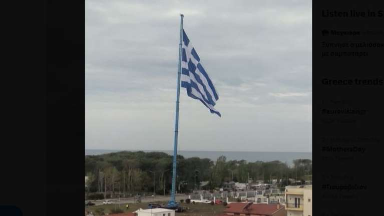 Αλεξανδρούπολη: Υψώθηκε η μεγαλύτερη ελληνική σημαία - Επιφάνειας 618 τ.μ. [Βίντεο]