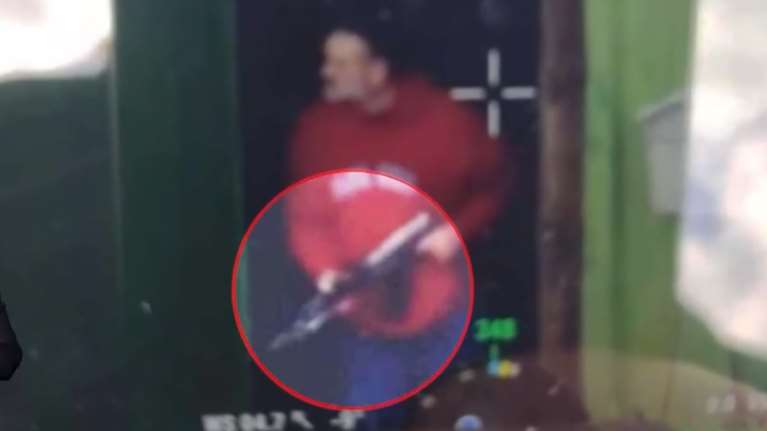 Λάρισα: Η στιγμή του μοιραίου πυροβολισμού - &quot;Μην το κάνεις, παραδώσου&quot; φώναζαν στον 60χρονο δράστη του διπλού φονικού