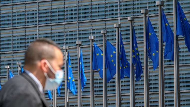 Κομισιόν: Προειδοποίηση για την τρίτη δόση του εμβολίου - &quot;Δεν την έχει εγκρίνει ο ΕΜΑ&quot;