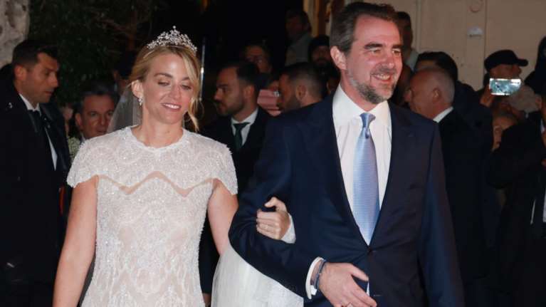 Γάμος Νικόλαου - Χρυσής Βαρδινογιάννη: Η γλυκιά χειρονομία της στον γιο της πριν το μυστήριο και η εντυπωσιακή τιάρα