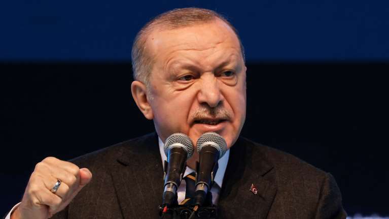 Πολιτικός &quot;εμφύλιος&quot; στην Τουρκία: Ποιοι θέλουν &quot;κρεμάλα&quot; για τον Ερντογάν- Τα &quot;γαλλικά&quot; του έξαλλου Τούρκου προέδρου