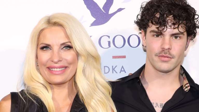 Ο Άγγελος Λάτσιος κάνει ... &quot;ακροβατικά&quot; μπροστά στην θάλασσα με τη μικρή Μαρίνα [εικόνες]