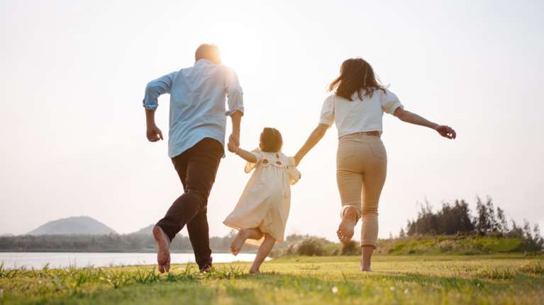 Η Ελλάδα &quot;μικραίνει&quot;: Περισσότεροι κατά 64.706 οι θάνατοι έναντι των γεννήσεων το 2022