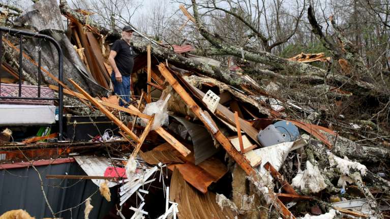 ΗΠΑ: Φονικός ανεμοστρόβιλος στην Αλαμπάμα - Τουλάχιστον 6 οι νεκροί [εικόνες]