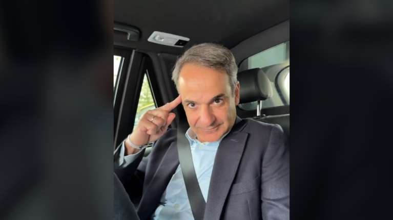 &quot;Γατάκια, εγώ γκαντέμης;&quot;: Ο Μητσοτάκης στο Tik Tok για την πρόκριση Ολυμπιακού και Παναθηναϊκού στο Final-4