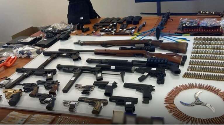 Greek Mafia: Ποιοι ψώνιζαν από το &quot;σούπερ μάρκετ&quot; όπλων και εκρηκτικών στη Δυτική Αττική - Ψάχνουν 37χρονο πιστολέρο