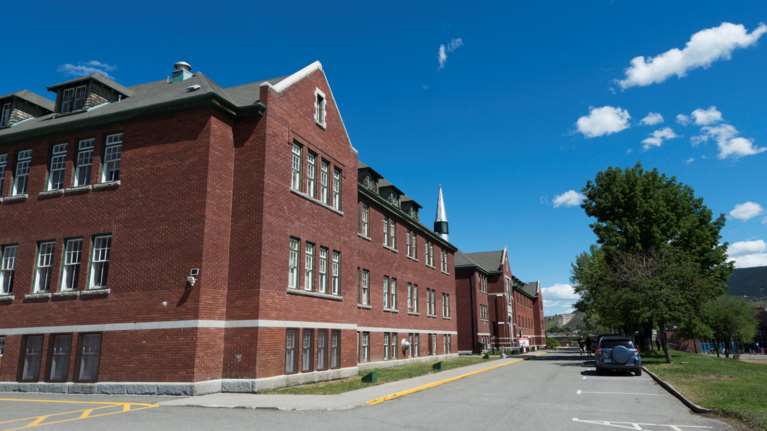 Αδιανόητη φρίκη στον Καναδά: Βρέθηκε ομαδικός τάφος με 215 λείψανα παιδιών