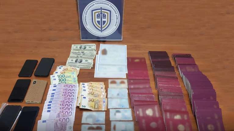 Δύο αστυνομικοί σε κύκλωμα που έβγαζε πλαστές ταυτότητες και διαβατήρια σε αλλοδαπούς