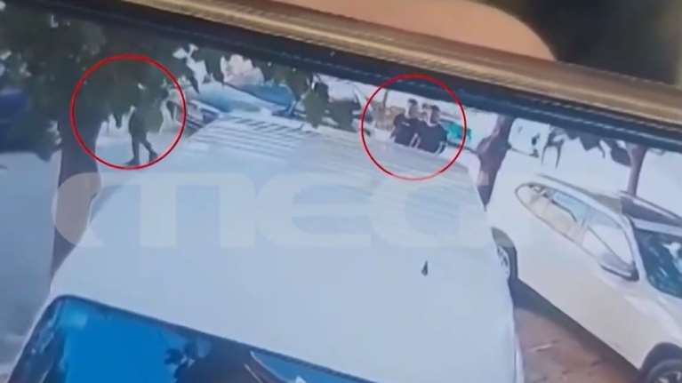 Νέα Φιλαδέλφεια: Συμμορία ανηλίκων επιτίθεται σε γυναίκα μέρα μεσημέρι - Βίντεο ντοκουμέντο