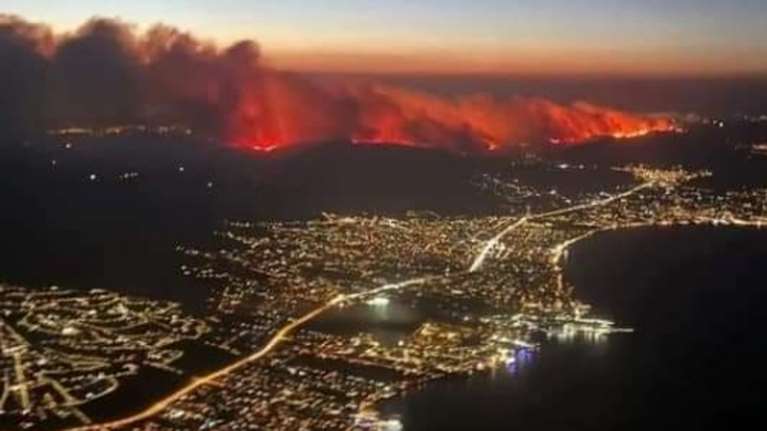 Φωτιά στην Αττική: Πρωτόγνωρες εικόνες και βίντεο από αεροπλάνα δείχνουν το τεράστιο πύρινο μέτωπο