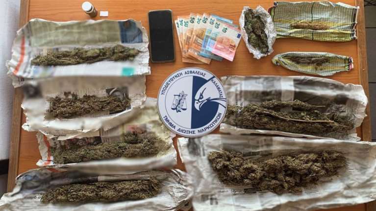 Καλαμάτα: Έκρυβε τα ναρκωτικά σε... κοτέτσι και τα βρήκε ο σκύλος της αστυνομίας