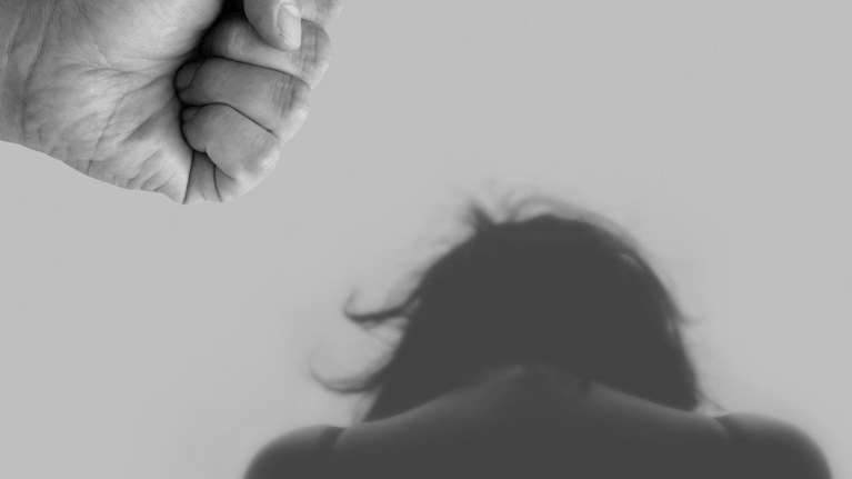 Έδεσσα: Ξυλοκόπησε άγρια 17χρονη επειδή του ζήτησε να χωρίσουν - Την άρπαξε από τον λαιμό και την έσερνε από τα μαλλιά