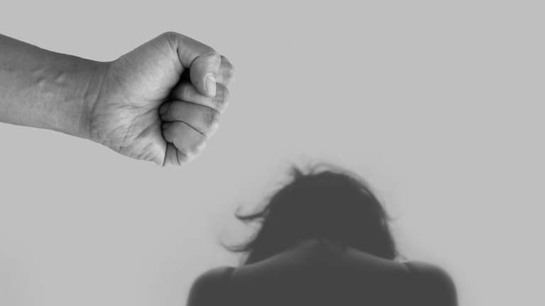 Πάτρα: Θύμα ενδοοικογενειακής βίας μητέρα 6 παιδιών - Αναζητείται ο σύντροφός της