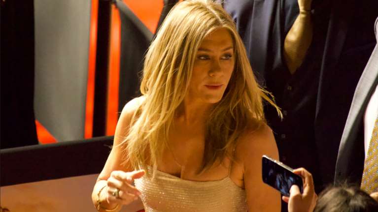 Το χρυσό κορίτσι: Η Τζένιφερ Άνιστον αψεγάδιαστη με sparkling slip dress στο Παρίσι