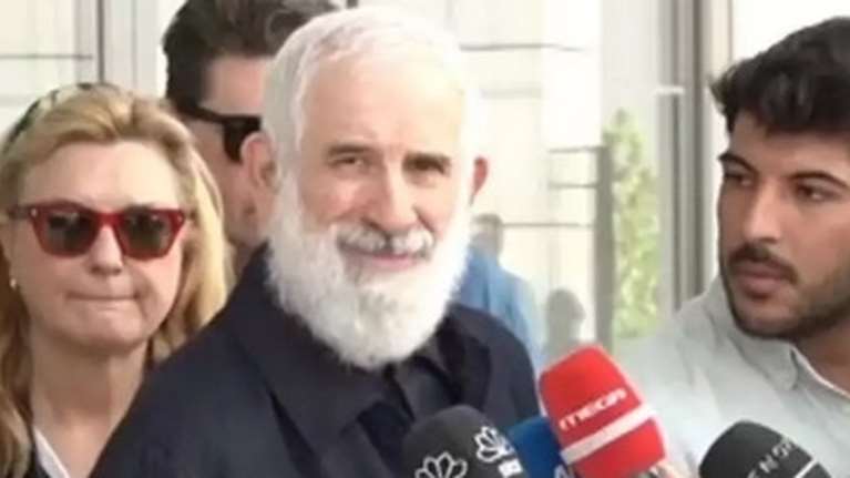 Χαμογελαστός ο Πέτρος Φιλιππίδης: &quot;Οταν τελειώσει η υπόθεση, θα τα πούμε όλα&quot; -  Αναβλήθηκε η δίκη στο Εφετείο